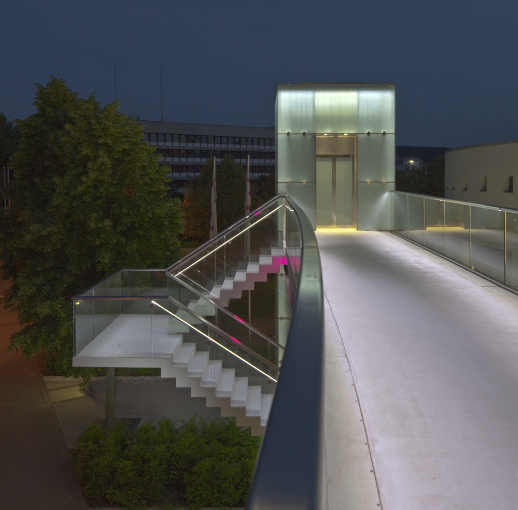 Bonn: Telekom-Brücke (Schlaich, Bergermann + Partner 2010, Lichtinstallation: LKL 2010)
